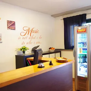 Panzió Music, Milánó